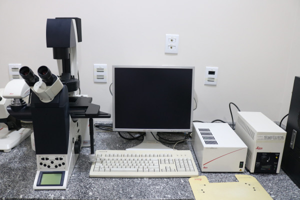 Microscópio Leica de imunofluorescência DM 4000B